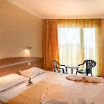 Zeus Hotel 3*